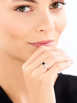 Pierścionek z białego złota z diamentami i szafirem - próba 750