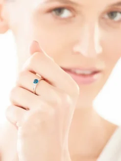 Pierścionek z białego złota z diamentami i topazem London Blue - próba 375