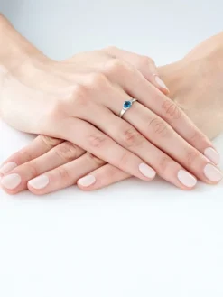 Pierścionek z białego złota z diamentami i topazem London Blue - próba 375