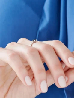 Pierścionek z białego złota z brylantami i szafirem - próba 585