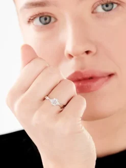 Pierścionek z białego złota z diamentami i topazem białym - próba 375