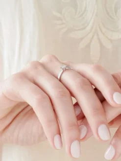 Pierścionek z białego złota  z brylantem - 0,05 ct - próba 375