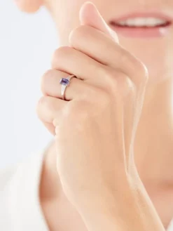 Pierścionek z białego złota z diamentami i iolitem - próba 375