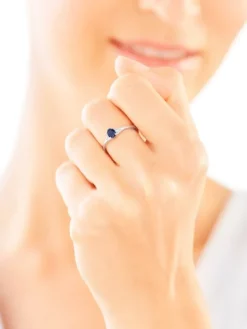 Pierścionek z białego złota z diamentami i szafirem - próba 585