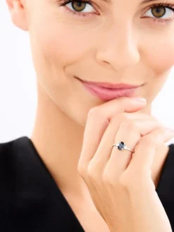 Pierścionek z białego złota z brylantami i szafirem - próba 750