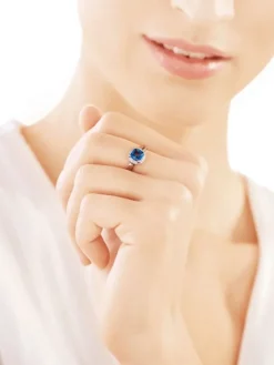 Pierścionek z białego złota z diamentami i topazem London Blue - próba 375