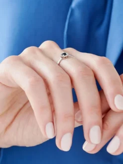 Pierścionek z białego złota z diamentami i szafirem - próba 375