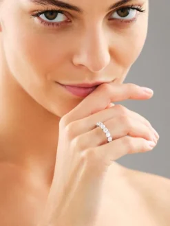 Pierścionek z białego złota z brylantami laboratoryjnymi - Eternity - 3,75 ct - próba 750