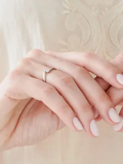 Pierścionek z białego złota z brylantem - 0,10 ct - próba 585