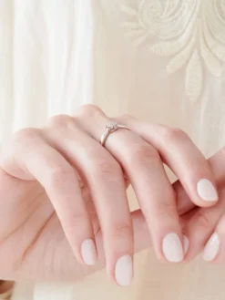 Pierścionek z białego złota z diamentami - 0,03 ct - próba 750