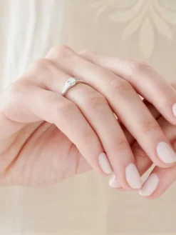 Pierścionek z białego złota z brylantem - 0,10 ct - próba 750