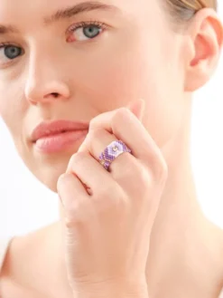 Pierścionek z elementem z żółtego złota i koralikami