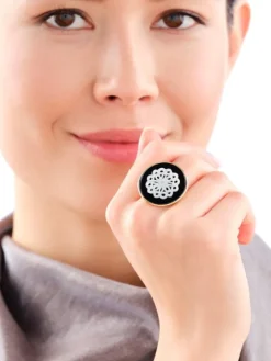 Pierścionek z mosiądzu pozłacany z agatem i masą perłową - rozeta