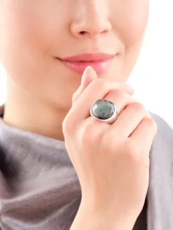 Pierścionek z mosiądzu rodowanego z detalem szklanym i masą perłową