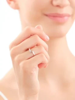 Pierścionek z mosiądzu rodowany z cyrkoniami