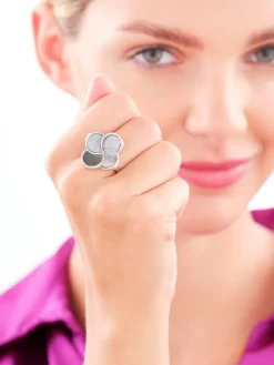 Pierścionek z mosiądzu rodowany z masą perłową i cyrkoniami