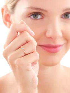 Pierścionek z różowego i białego złota z brylantem - 0,03 ct - próba 375