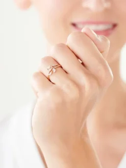 Pierścionek z różowego złota z diamentami - róża - 0,04 ct - próba 375