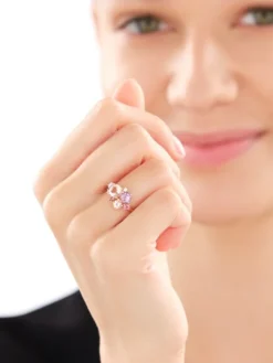 Pierścionek z różowego złota z brylantami i kamieniami ozdobnymi - próba 585