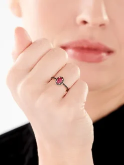 Pierścionek z różowego złota z czarnymi brylantami i rubinem syntetycznym - próba 375