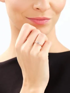 Pierścionek z różowego złota z brylantami i morganitem - próba 585