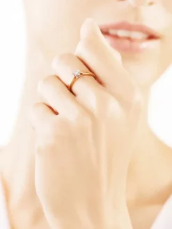 Pierścionek z żółtego i białego złota z brylantem - 0,05 ct - próba 750