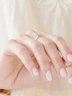 Pierścionek z żółtego i białego złota z brylantem - 0,05 ct - próba 750