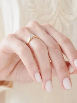 Pierścionek z żółtego i białego złota z brylantem - 0,03 ct - próba 750