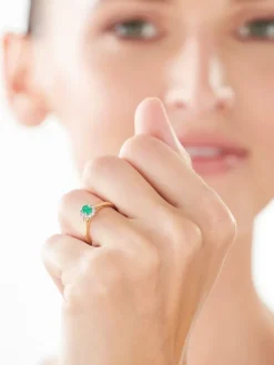 Pierścionek z żółtego i białego złota z brylantami i szmaragdem - próba 585