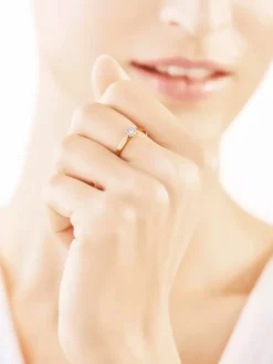 Pierścionek z żółtego i białego złota z diamentami - 0,07 ct - próba 375