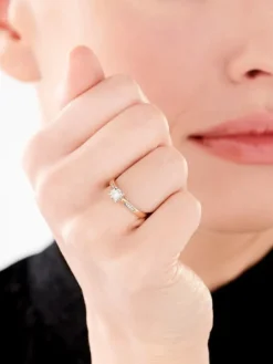 Pierścionek z żółtego i białego złota z brylantami - serce - 0,14 ct - próba 585