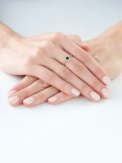 Pierścionek z żółtego złota z brylantami i szafirem - próba 585