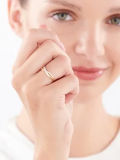 Pierścionek z żółtego złota z diamentami - 0,03 ct - próba 375