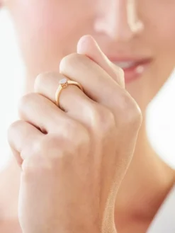 Pierścionek z żółtego złota z diamentami - 0,06 ct - próba 750