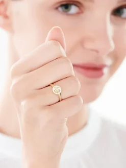 Pierścionek z żółtego złota z diamentem - sygnet - kwiat - 0,004 ct - próba 375