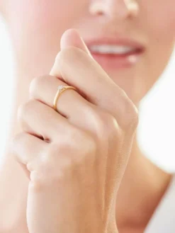 Pierścionek z żółtego złota z diamentem - 0,003 ct - próba 375