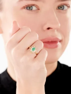 Pierścionek z żółtego złota z diamentami, szmaragdem i białymi szafirami - próba 585