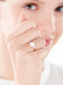 Pierścionek z żółtego złota z diamentami i perłą - próba 585