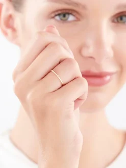 Pierścionek z żółtego złota z diamentami - 0,03 ct - próba 375