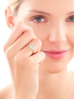 Pierścionek z żółtego złota z diamentami i topazem Sky Blue - próba 375