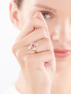 Pierścionek z żółtego złota z brylantami i rubinem - próba 585