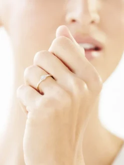 Pierścionek z żółtego złota z diamentami - 0,06 ct - próba 375