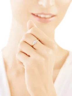 Pierścionek z żółtego złota z diamentami - 0,08 ct - próba 375