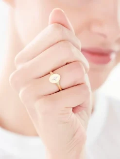 Pierścionek z żółtego złota z diamentem - sygnet - 0,004 ct - próba 375