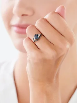 Pierścionek z żółtego złota z brylantami i topazem London Blue - próba 585