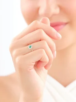 Pierścionek z żółtego złota z diamentami i szmaragdem - próba 585