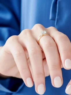 Pierścionek z żółtego złota z diamentami i topazem Sky Blue - próba 375