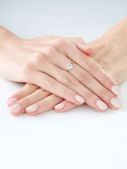 Pierścionek z żółtego złota z diamentami i topazem Sky Blue - próba 375