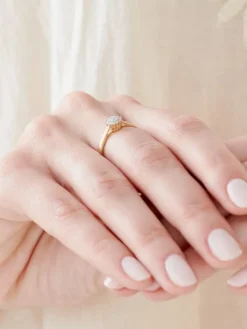 Pierścionek z żółtego złota z brylantami - 0,10 ct - próba 585