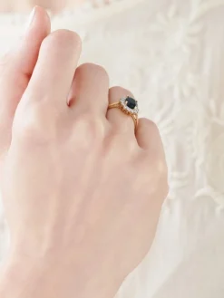 Pierścionek z żółtego złota z brylantami i szafirem - próba 585